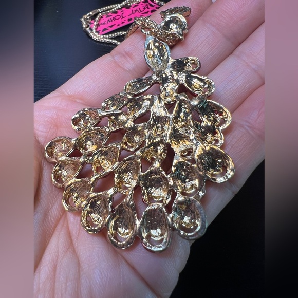 🦚 NWT! Betsey Johnson Red Rhinestone Peacock Necklace - Picture 5 of 5